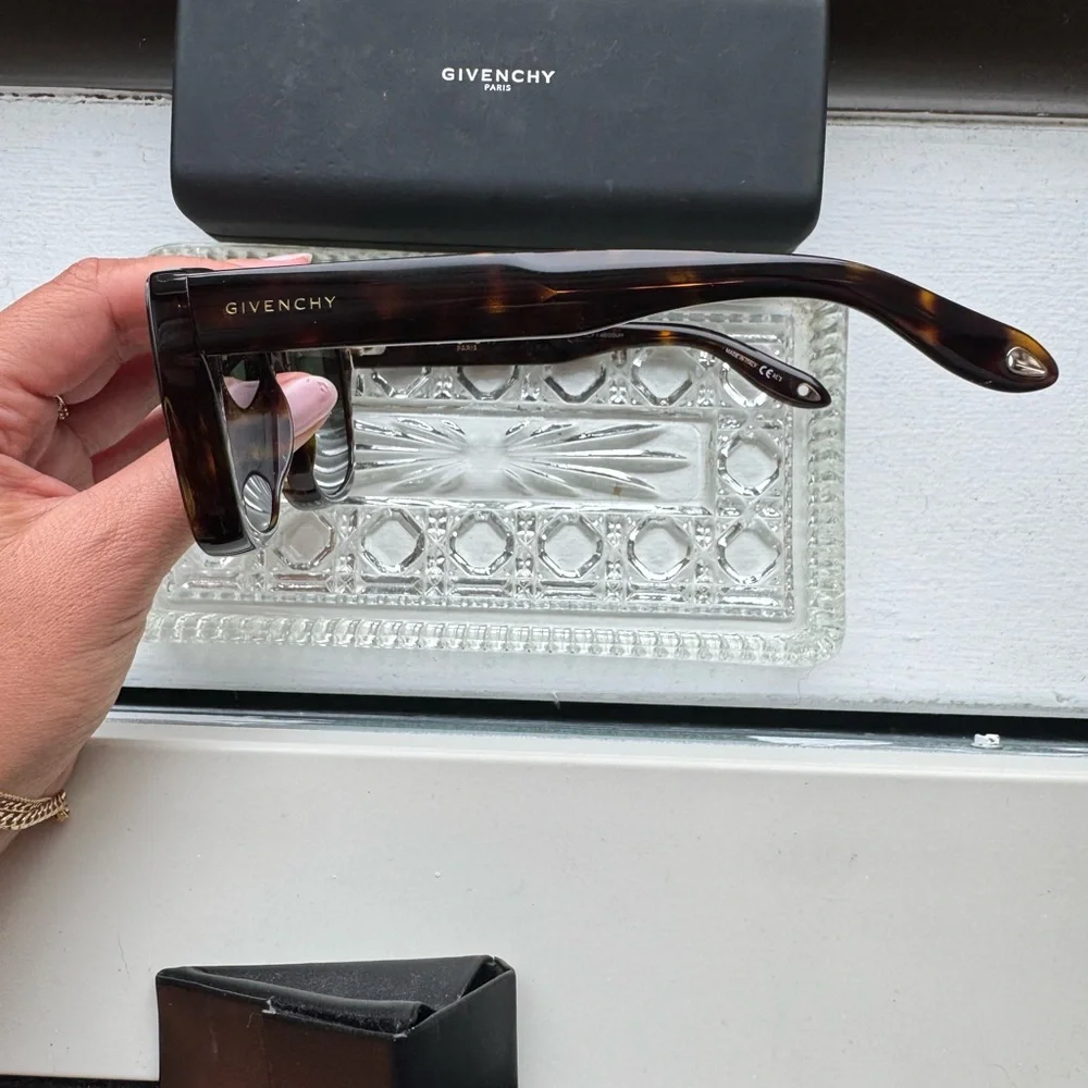 Givenchy sunglasses - Picture 3 of 6